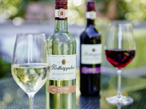 Eine ganz besondere Verbindung feiern: Anstoßen mit Rotkäppchen Qualitätswein Lieblich zum Muttertag