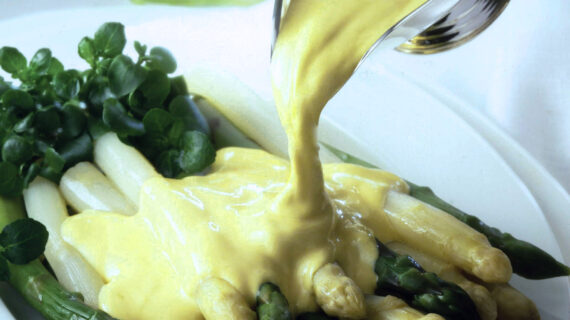 Sauce Hollandaise mit Markenbutter und frischer Zitrone