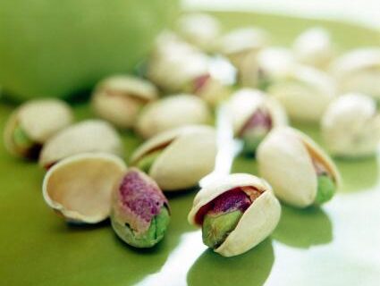 Farben-Check amerikanische Pistazie: Violett, Grün oder Gelb / Die Farben pflanzlicher Lebensmittel und die Gesundheit (FOTO)