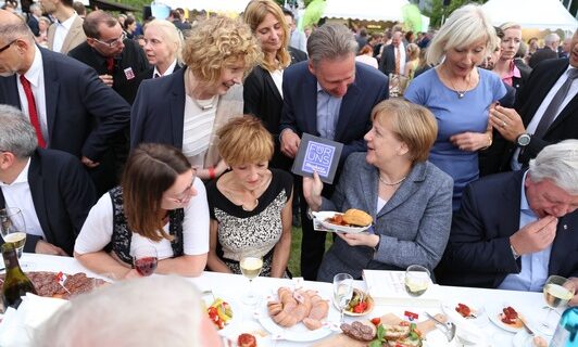 „So lecker schmeckt Gemeinwohl“: Besondere Currywurst von Hephata Diakonie und Bioland kommt gut an beim Hessenfest in Berlin – auch bei Kanzlerin Merkel (FOTO)