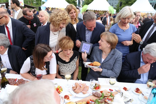 „So lecker schmeckt Gemeinwohl“: Besondere Currywurst von Hephata Diakonie und Bioland kommt gut an beim Hessenfest in Berlin – auch bei Kanzlerin Merkel (FOTO)