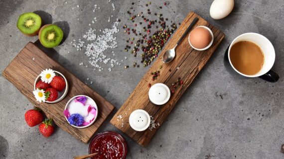 Ausgefallene Menagen aus rustikalem Altholz und edlem Porzellan Ausgefallene Menagen aus rustikalem Altholz und edlem Porzellan