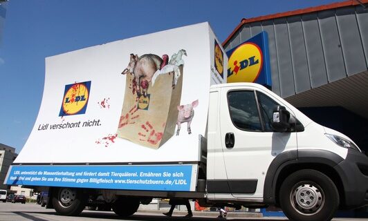Halbzeit bei Kampagne gegen Massentierhaltung – Tierschützer stehen täglich vor LIDL in ganz Deutschland – heute vor der 50. Filiale – diesmal mit einer Überraschung (FOTO)