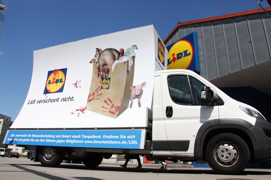 Halbzeit bei Kampagne gegen Massentierhaltung – Tierschützer stehen täglich vor LIDL in ganz Deutschland – heute vor der 50. Filiale – diesmal mit einer Überraschung (FOTO)