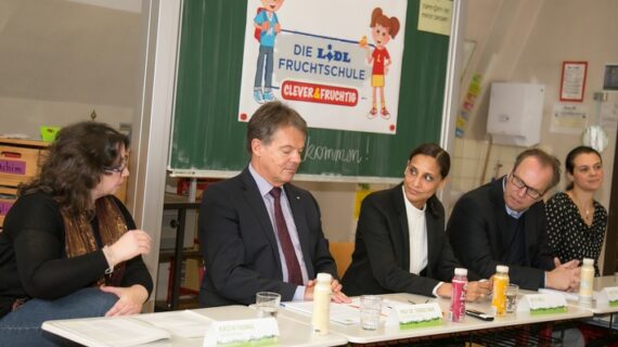 Verein „5 am Tag“ und Lidl setzen bewusste Ernährung auf den Stundenplan / Mit der Lidl-Fruchtschule werden rund 5.000 Schüler bundesweit für Obst, Gemüse und Bewegung begeistert (FOTO)