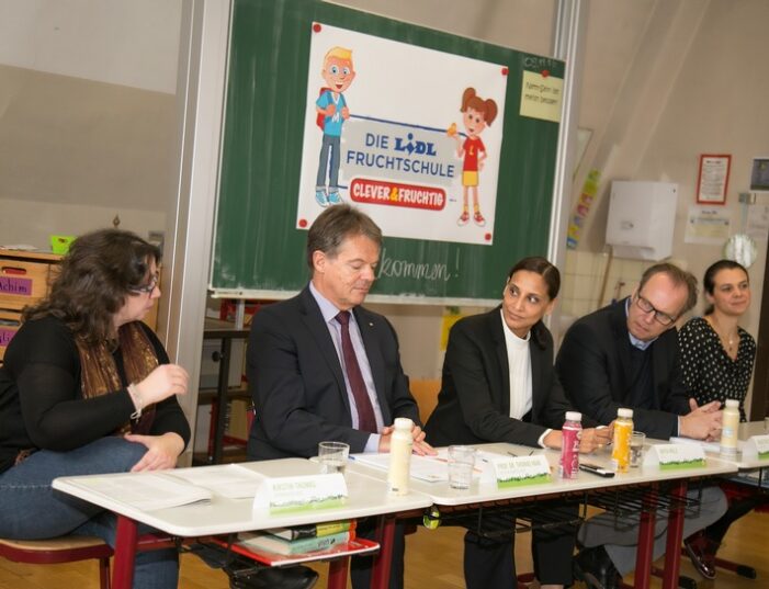 Verein „5 am Tag“ und Lidl setzen bewusste Ernährung auf den Stundenplan / Mit der Lidl-Fruchtschule werden rund 5.000 Schüler bundesweit für Obst, Gemüse und Bewegung begeistert (FOTO)