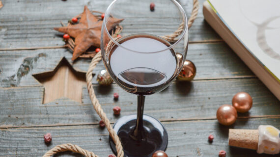 Genieße Wein: Wie Wein Weihnachten zu etwas ganz Besonderem macht.
