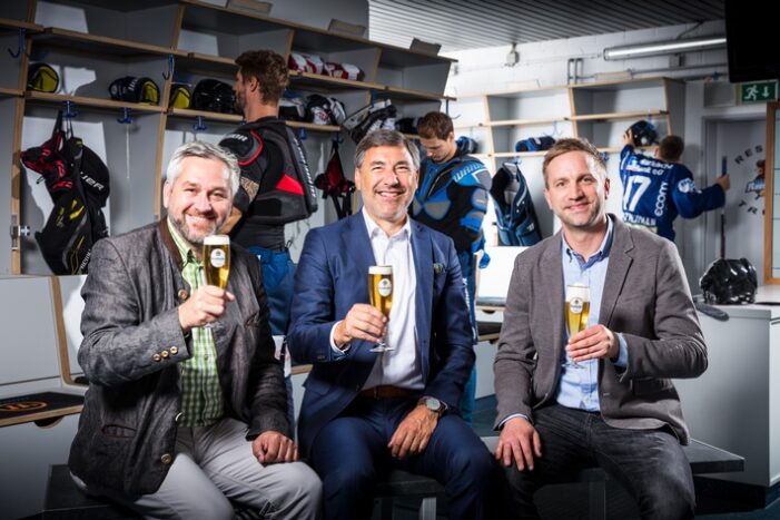 Auch zukünftig starke Partner: Krombacher Brauerei und Iserlohn Roosters verlängern Sponsorenvertrag bis 2027 (FOTO)