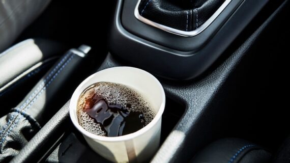 Sicherheitsrisiko heißer Kaffee – Ford-Test: Wie stabil stehen Becher, Flaschen und Kannen in den Getränkehaltern?