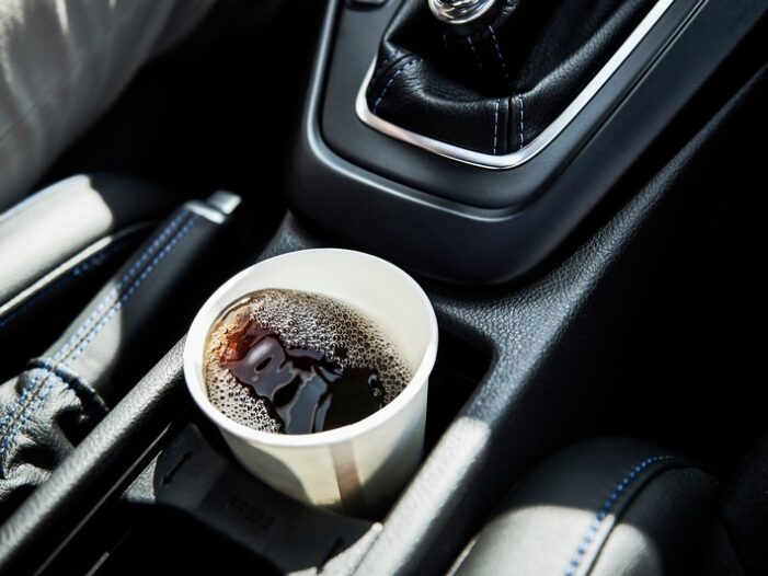 Sicherheitsrisiko heißer Kaffee – Ford-Test: Wie stabil stehen Becher, Flaschen und Kannen in den Getränkehaltern?