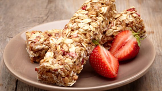 Selbstgemachte Müsliriegel mit Erdbeeren