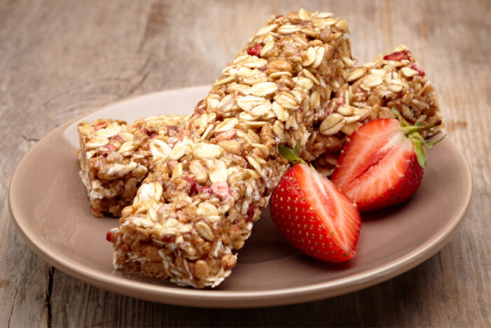 Selbstgemachte Müsliriegel mit Erdbeeren
