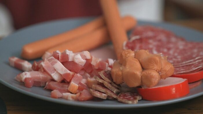 Qualvolle Massentierhaltung, Natriumnitrit im Fleisch: 3sat blickt kritisch auf den Fleischkonsum (FOTO)