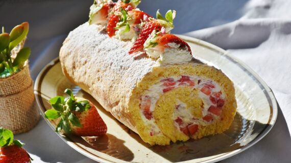 Erdbeer-Biskuitrolle: Ein Rezeptklassiker zum Start in den Frühling