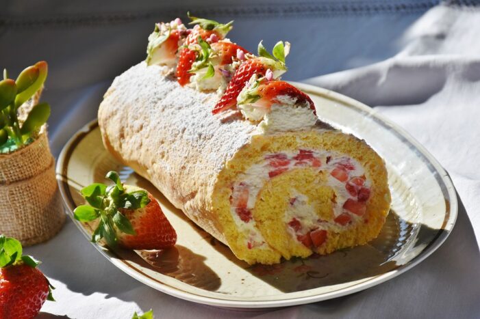 Erdbeer-Biskuitrolle: Ein Rezeptklassiker zum Start in den Frühling