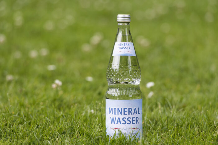 Mineralwasser perfekt verpackt: Die Abfüllung in Flaschen sichert die hohe Qualität