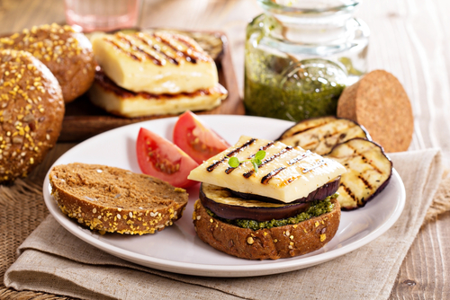 Gemüse-Burger bereichern die Grillsaison