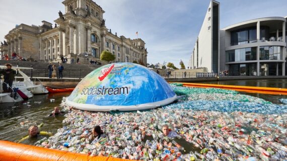 #GoodbyePlasticBottles/Umweltbotschafter und SodaStream setzen mit spektakulärer Demo vor Berliner Reichstag ein Zeichen gegen den Plastikwahnsinn (FOTO)