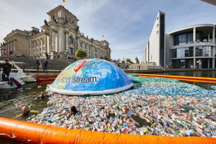 #GoodbyePlasticBottles/Umweltbotschafter und SodaStream setzen mit spektakulärer Demo vor Berliner Reichstag ein Zeichen gegen den Plastikwahnsinn (FOTO)