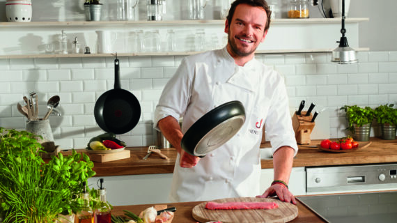 „Unschlagbar robust, für perfektes Braten“: Neue Tefal-Pfannenserie So Tough empfohlen von Starkoch Steffen Henssler