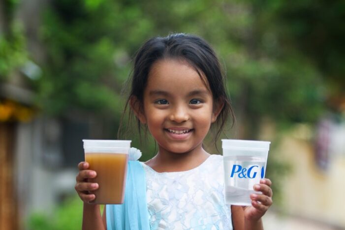 Gemeinsame Spendenaktion von Procter& Gamble und real zum 
„Children-s Safe Drinking Water“-Programm geht weiter (FOTO)