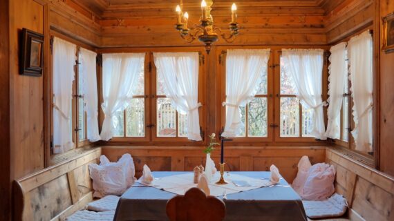 Eintauchen in Südtiroler Kultur – beim Geschichten-Dinner im Waldgasthof Buchenhain