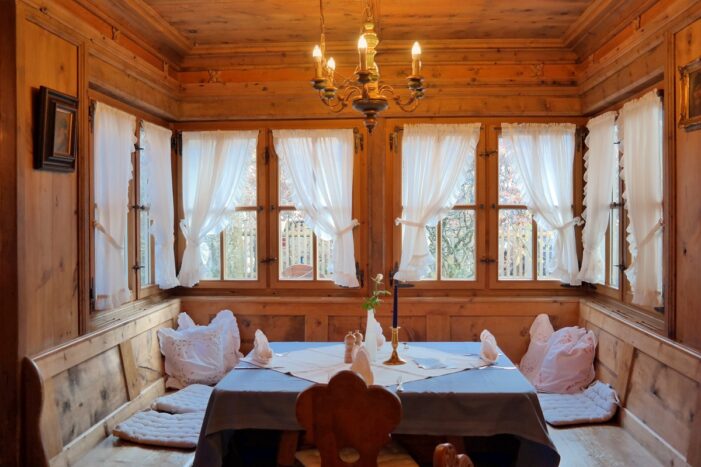 Eintauchen in Südtiroler Kultur – beim Geschichten-Dinner im Waldgasthof Buchenhain