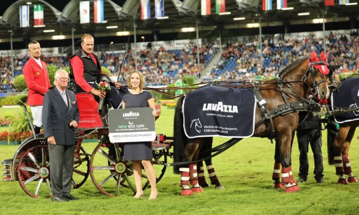 Ein exzellenter Wettkampf – Lavazza auf dem Weltfest des Pferdesports:
Beim diesjährigen CHIO Aachen überraschte die italienische Kaffeemarke mit neuem Highlight beim Lavazza-Cup (FOTO)
