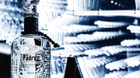 Limitiert & Abgefahren: Cristalino Añejo Tequila Der Limited-Edition-Tequila von PADRE AZUL in Kooperation mit Swarovski & „Prison Art“