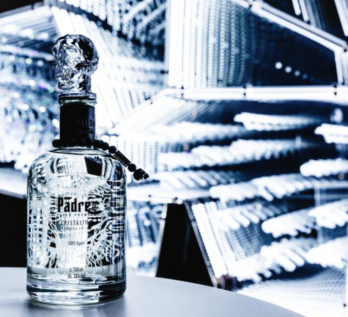 Limitiert & Abgefahren: Cristalino Añejo Tequila Der Limited-Edition-Tequila von PADRE AZUL in Kooperation mit Swarovski & „Prison Art“