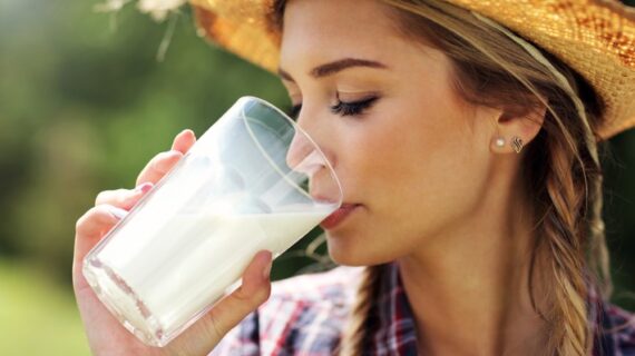 Experten raten zu regelmäßigem Milch-Konsum (FOTO)