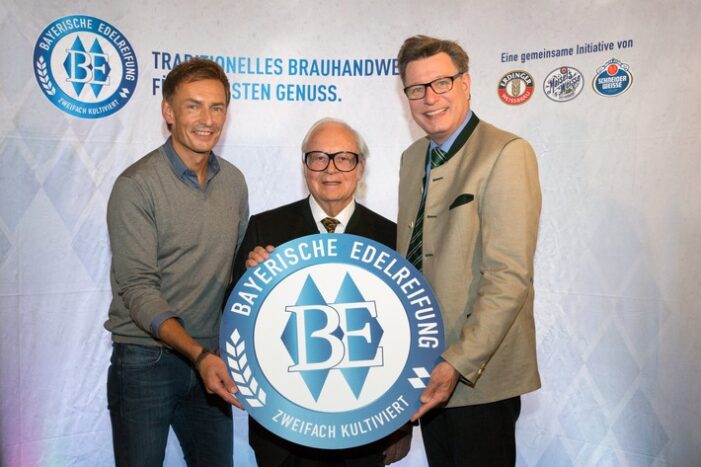 Drei Brauer, ein Versprechen für beste Weißbier-Qualität / Werner Brombach, Jeff Maisel und Georg Schneider stellen in München das neue Qualitätssiegel „Bayerische Edelreifung“ vor (FOTO)