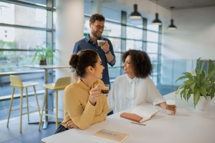 Gefahr für New Work Konzepte: Mitarbeiter wünschen sich Face-to-Face-Kommunikation, bekommen sie aber nicht / Studie von Nespresso Professional zeigt, wo es im modernen Büro hakt (FOTO)