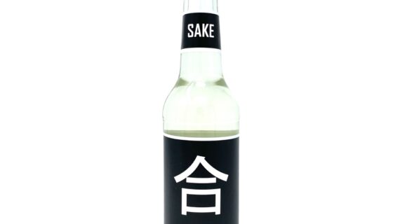 Berliner Sake Startup bringt Sake und Tonic, als ready-to-drink Getränk, in die Flasche