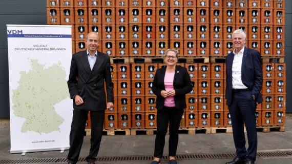 Bundesumweltministerin Svenja Schulze zu Gast beim VDM-Vorsitzenden Dr. Karl Tack / Bundesumweltministerium und deutsche Mineralbrunnen gemeinsam für Umwelt- und Wasserschutz (FOTO)