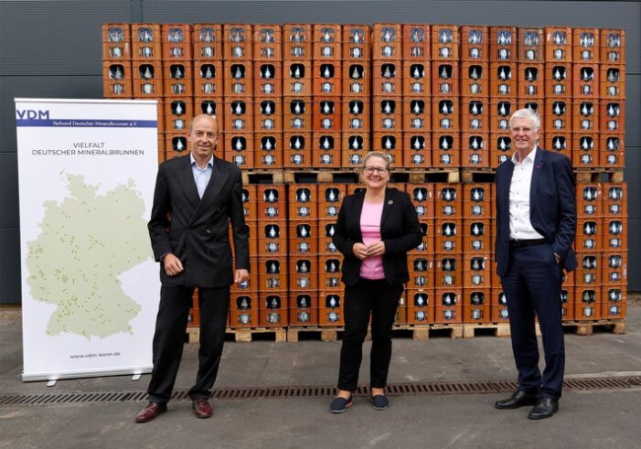 Bundesumweltministerin Svenja Schulze zu Gast beim VDM-Vorsitzenden Dr. Karl Tack / Bundesumweltministerium und deutsche Mineralbrunnen gemeinsam für Umwelt- und Wasserschutz (FOTO)