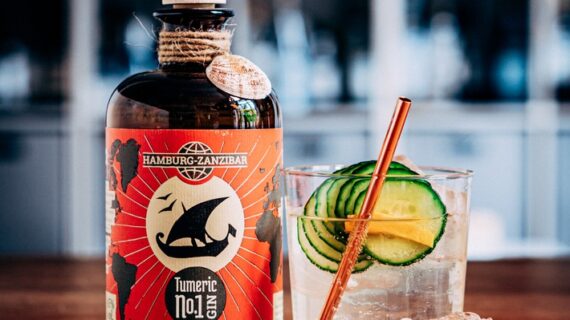 Weltbester Gin kommt aus kleinster Destille Hamburgs: Hamburg-Zanzibar Tumeric No. 1 bei den „World Gin Awards 2021“ als bester Gin der Welt in der Kategorie „Flavoured“ ausgezeichnet (FOTO)