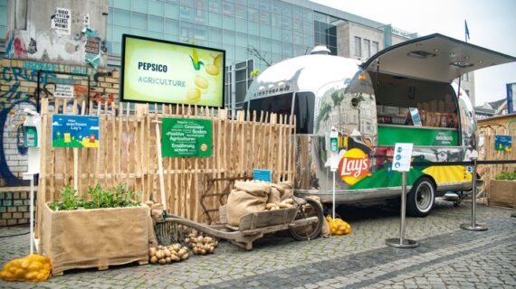 PepsiCoüberrascht und begeistert Marktbesucher in Hamburg und Berlin mit Kartoffelchips aus nachhaltiger Landwirtschaft (FOTO)