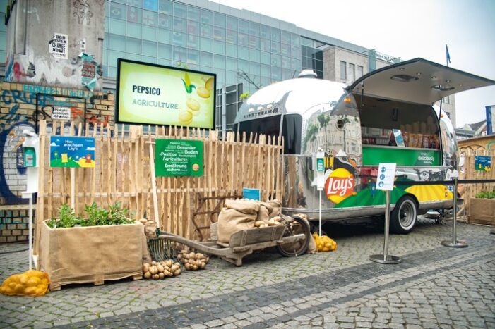 PepsiCoüberrascht und begeistert Marktbesucher in Hamburg und Berlin mit Kartoffelchips aus nachhaltiger Landwirtschaft (FOTO)