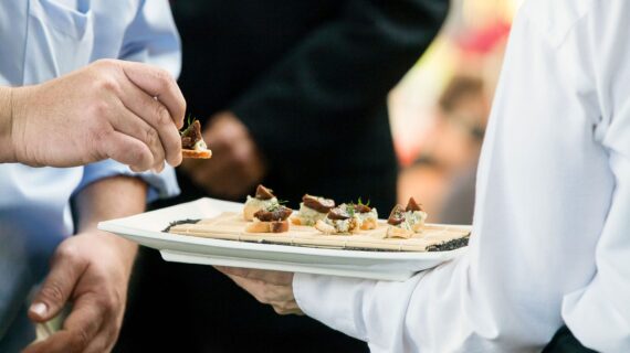 Partyservice für Ihre Hochzeit – Tipps und Tricks zum Sparen