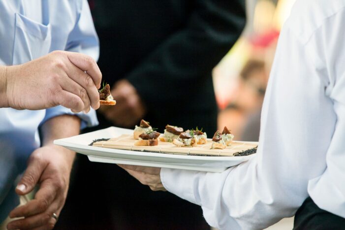 Partyservice für Ihre Hochzeit – Tipps und Tricks zum Sparen