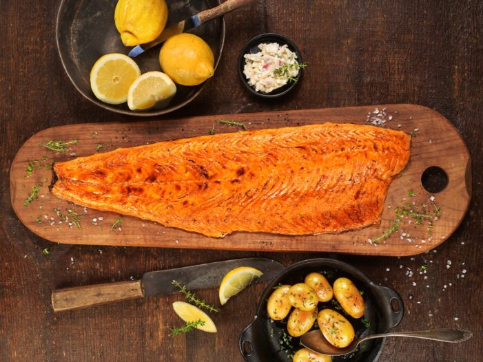 Zu Brot, Kartoffeln, frischem Salat und Pasta: Friesenkrone Flammlachs in leichter BBQ-Marinade. Flammlachs nach skandinavischer Art von Friesenkrone