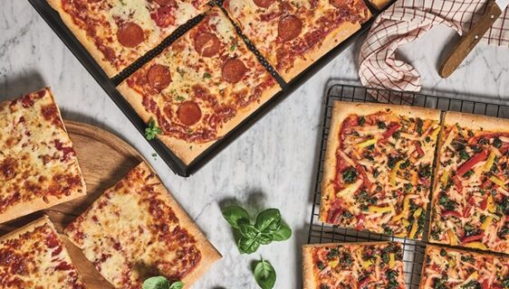 Blechpizza und Snacks in (neuer) Hülle und Fülle