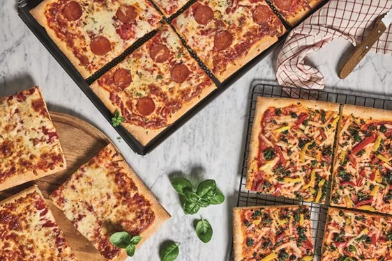 Blechpizza und Snacks in (neuer) Hülle und Fülle