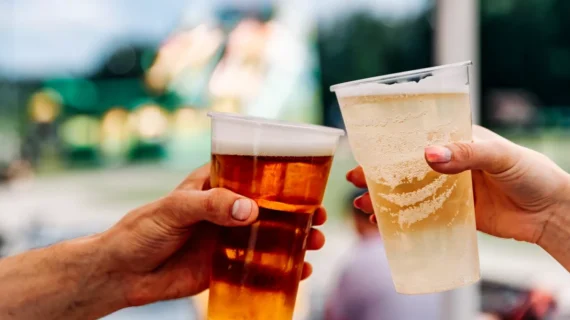 Recycelbare Einwegtrinkbecher als praktische Lösung im Sommergeschäft