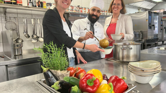 Koch-Azubi aus dem Mercure Hotel Köln West kreiert mit Little Lunch einen sommerlichen Bio-Gemüse-Eintopf