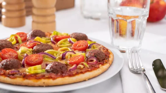 Pizza-Kette MUNDFEIN erweitert veganes Sortiment mit Fleischbällchen von Redefine Meat