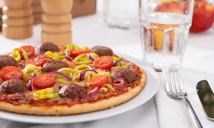 Pizza-Kette MUNDFEIN erweitert veganes Sortiment mit Fleischbällchen von Redefine Meat