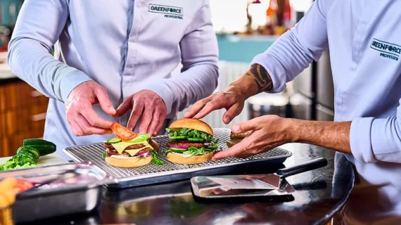 Pflanzlich für Profis: Greenforce Professional bringt Stadionklassiker als vegane Bestseller in den Münchner SAP Garden