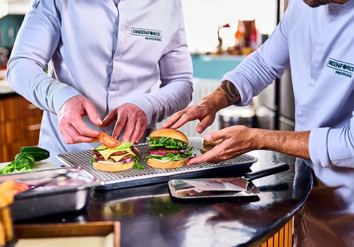Pflanzlich für Profis: Greenforce Professional bringt Stadionklassiker als vegane Bestseller in den Münchner SAP Garden